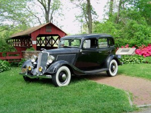 1933 Ford DeLuxe Sedan (owner: Larry & Debbie Keller)